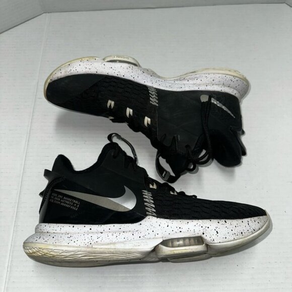 Nike Lebron Witness 5 basketball shoes sz 9.5 main image 4